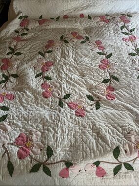 Vintage Handmade Pink Floral Appliqué Quilt - Pink & Cream